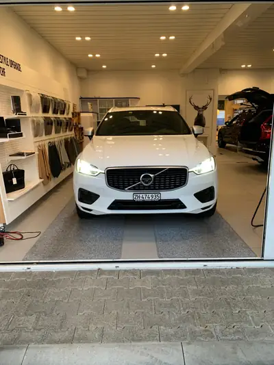 Volvo XC60 D4 AWD R-Design — SUV robuste, tout-terrain, entretien complet — exterior view