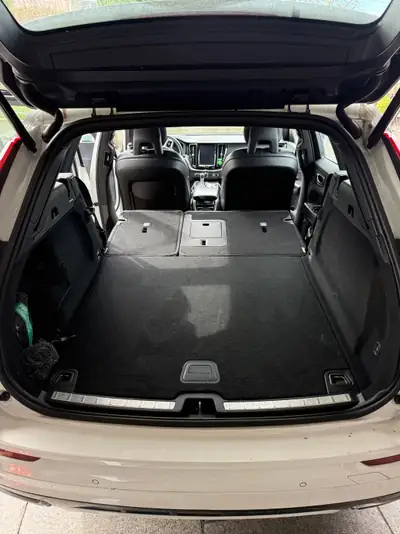 Volvo XC60 D4 AWD R-Design — SUV robuste, tout-terrain, entretien complet — Thumbnail 8