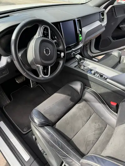 Volvo XC60 D4 AWD R-Design — SUV robuste, tout-terrain, entretien complet — Thumbnail 7