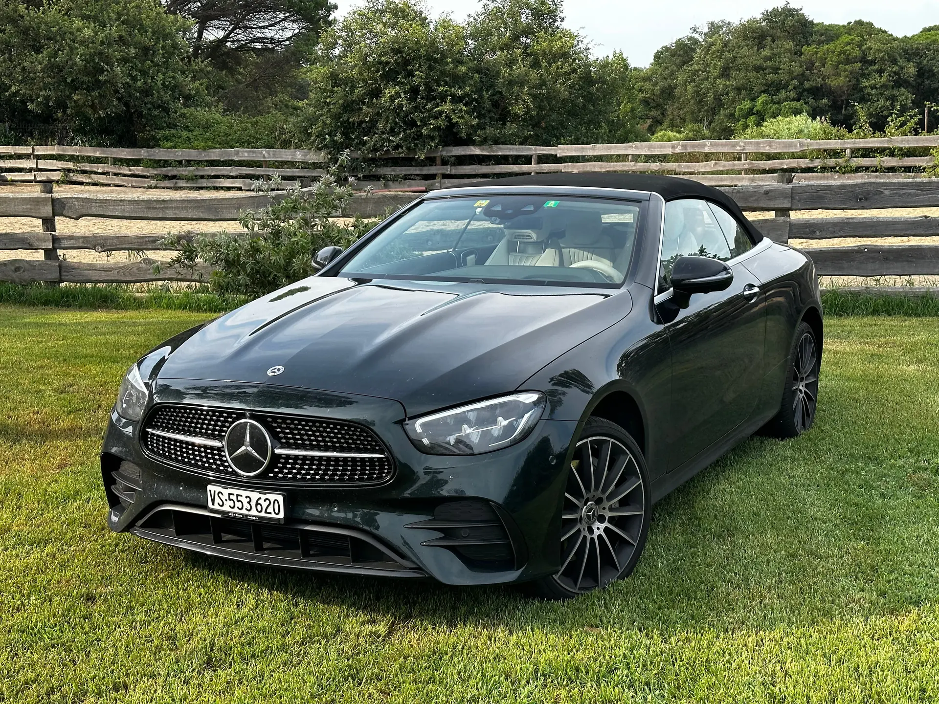 Mercedes-Benz E 450 AMG Line Cabriolet — Élégance décapotable et performance hybride — Außenansicht