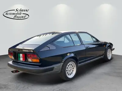 Alfa Romeo GTV 6 2.5 — Coupé sportif des années 80, 160 ch authentiques — Heckansicht