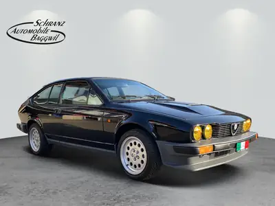 Alfa Romeo GTV 6 2.5 — Coupé sportif des années 80, 160 ch authentiques — Seitenansicht