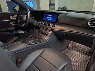 Mercedes-Benz E 220 d T 4Matic AMG Line — Break diesel performant, 53 500 km seulement — rear view