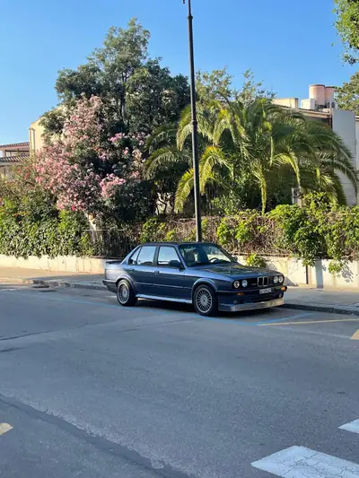 BMW-Alpina B3 2.7 Allrad — Berline sportive des années 80, transmission intégrale et moteur atmosphérique — Detail