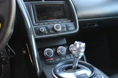 Audi R8 Coupé 4.2 FSI — Supercar légendaire, carbone intégral, sans accident — Miniature 19