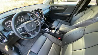 Volvo XC40 T4 Plug-in Hybrid — SUV compact premium, 14 900 km seulement — Miniatur 14