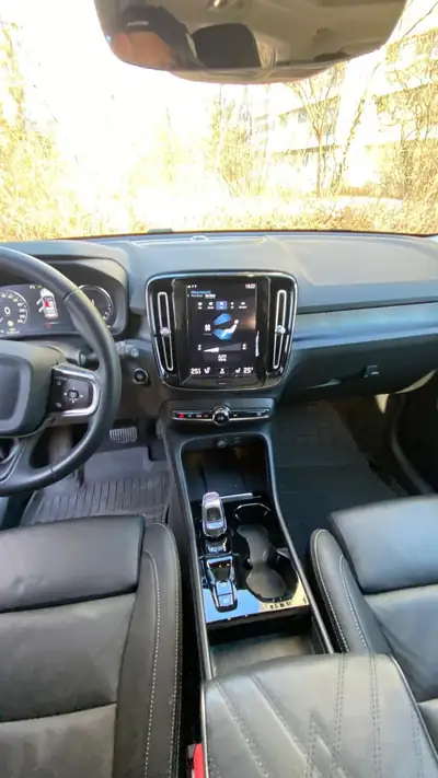 Volvo XC40 T4 Plug-in Hybrid — SUV compact premium, 14 900 km seulement — Miniatur 17