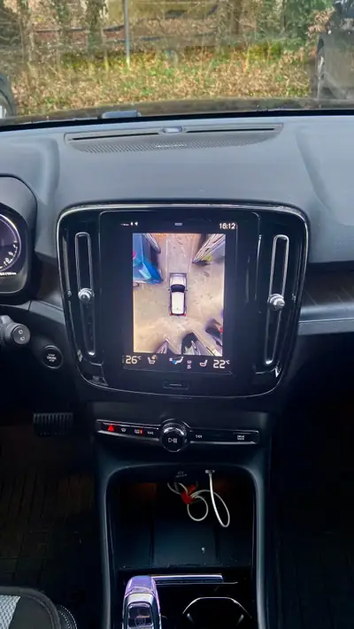 Volvo XC40 T4 Plug-in Hybrid — SUV compact premium, 14 900 km seulement — Miniatur 18