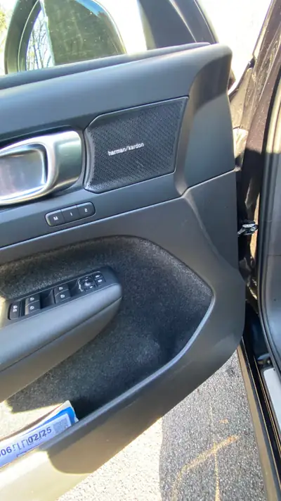 Volvo XC40 T4 Plug-in Hybrid — SUV compact premium, 14 900 km seulement — Miniatur 21