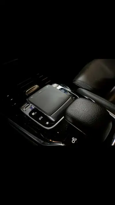 Mercedes-AMG A 35 4Matic — 306 ch compacts, transmission Speedshift et faible kilométrage — Thumbnail 11