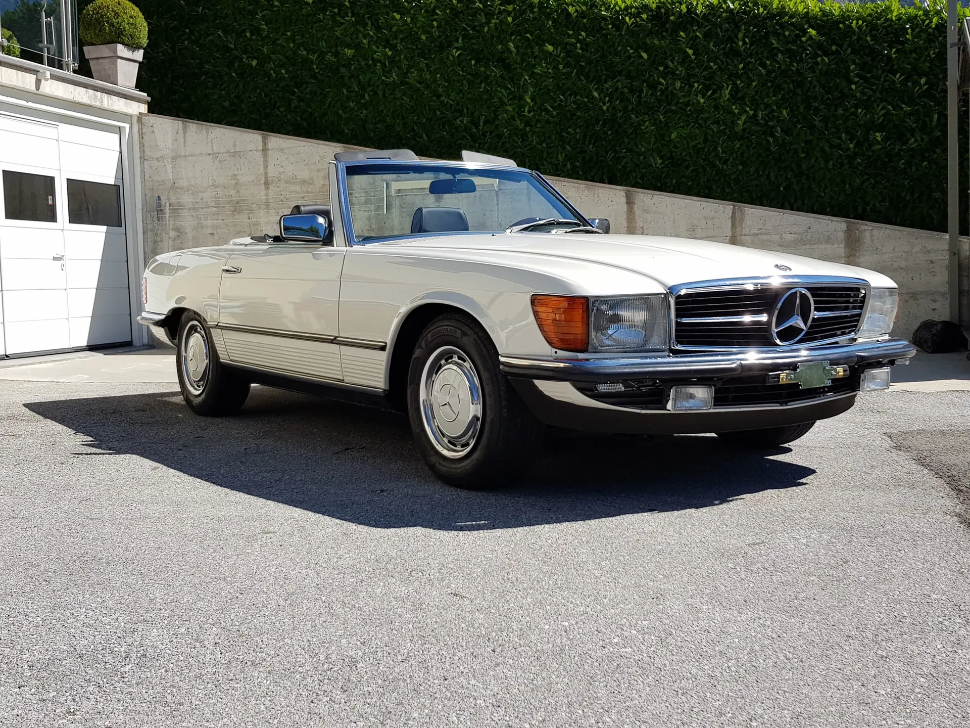 Mercedes-Benz SL 380 — Cabriolet légendaire 1985, authentique roadster classique — Außenansicht