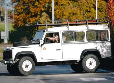 Land Rover 110 — Légende britannique robuste, 124'000 km, essence fiable — côté