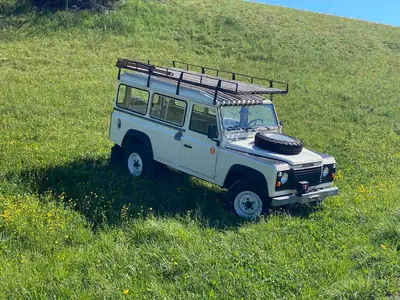 Land Rover 110 — Légende britannique robuste, 124'000 km, essence fiable — vue extérieure