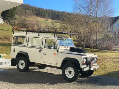 Land Rover 110 — Légende britannique robuste, 124'000 km, essence fiable — arrière