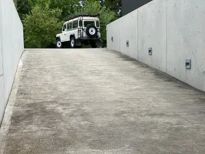 Land Rover 110 — Légende britannique robuste, 124'000 km, essence fiable — Miniature 7