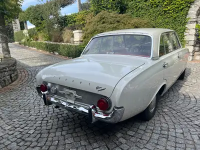 Ford Taunus 17M Super 1964 — Chef-d'œuvre rénové avec transmission Saxomat révolutionnaire — côté