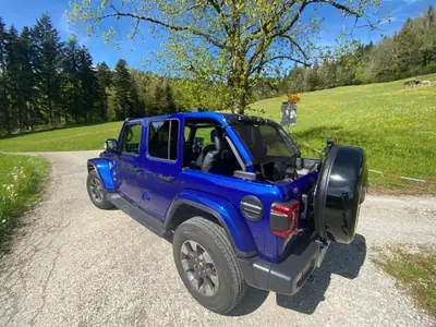 Jeep Wrangler Unlimited Sahara — SUV robuste diesel avec système de toit surcharge 300 kg — vista esterna