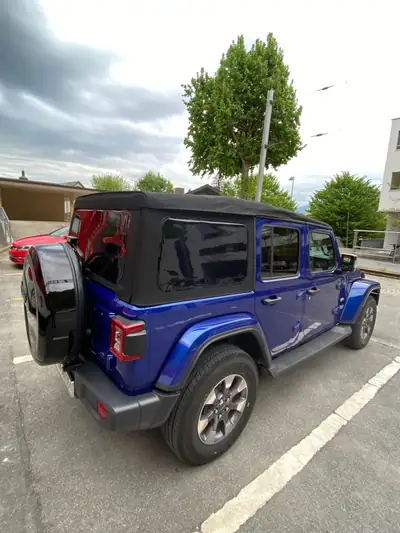 Jeep Wrangler Unlimited Sahara — SUV robuste diesel avec système de toit surcharge 300 kg — fianco