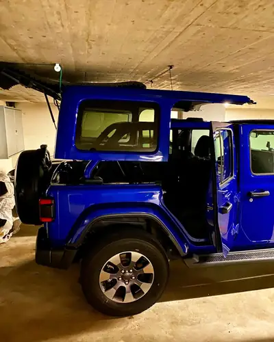 Jeep Wrangler Unlimited Sahara — SUV robuste diesel avec système de toit surcharge 300 kg — interni
