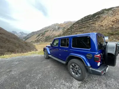 Jeep Wrangler Unlimited Sahara — SUV robuste diesel avec système de toit surcharge 300 kg — Miniatura 7
