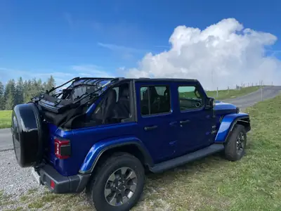Jeep Wrangler Unlimited Sahara — SUV robuste diesel avec système de toit surcharge 300 kg — Miniatura 11