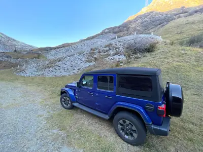 Jeep Wrangler Unlimited Sahara — SUV robuste diesel avec système de toit surcharge 300 kg — Miniatura 10