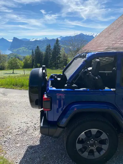 Jeep Wrangler Unlimited Sahara — SUV robuste diesel avec système de toit surcharge 300 kg — Miniatura 14