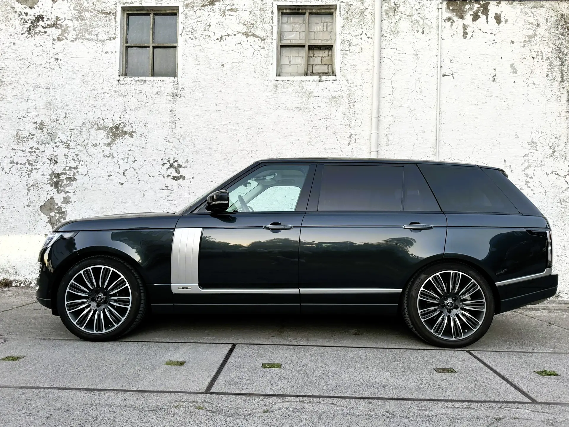 Range Rover LWB 5.0 V8 Superchargé — Le SUV prestige britannique par excellence — vista esterna