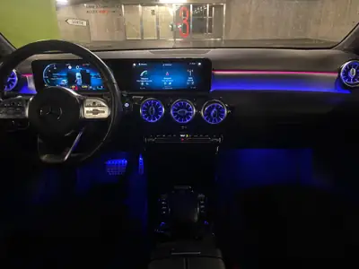 Mercedes-Benz Classe A 220 AMG Line — Berline compacte dynamique 4Matic 190 ch — côté