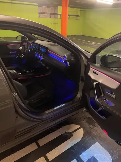Mercedes-Benz Classe A 220 AMG Line — Berline compacte dynamique 4Matic 190 ch — intérieur