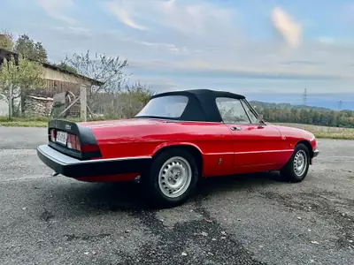 Alfa Romeo Spider 1983 — Cabriolet légendaire rouge, véhicule vétéran certifié — Außenansicht