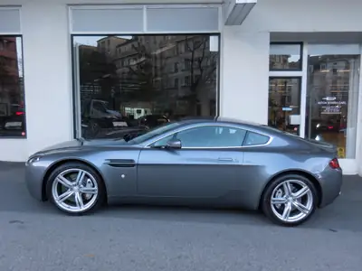 Aston Martin V8 Vantage 4.7 Sportshift — Coupé sportif britannique d'exception, 90 600 km — Heckansicht