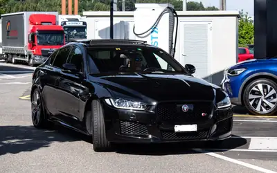 Jaguar XE S 3.0 — Berline sportive élégante, 340 ch, sans sinistre — Außenansicht