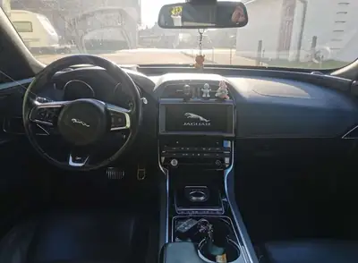 Jaguar XE S 3.0 — Berline sportive élégante, 340 ch, sans sinistre — Armaturenbrett