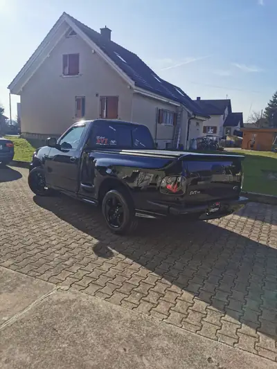 Ford F-150 Lightning SVT — Muscle Truck légendaire, 360 ch et présence imposante — vista posteriore