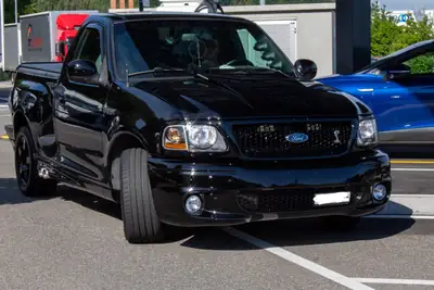 Ford F-150 Lightning SVT — Muscle Truck légendaire, 360 ch et présence imposante — fianco