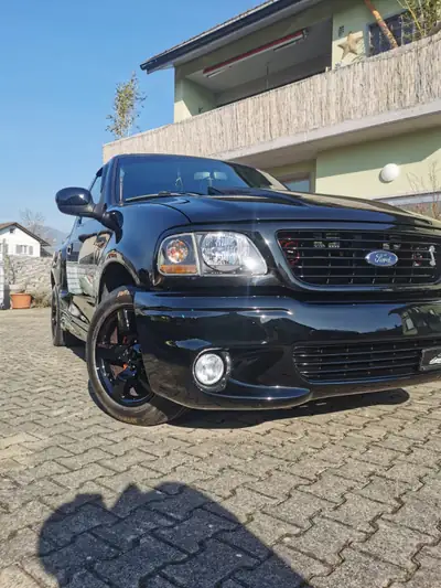 Ford F-150 Lightning SVT — Muscle Truck légendaire, 360 ch et présence imposante — dettaglio