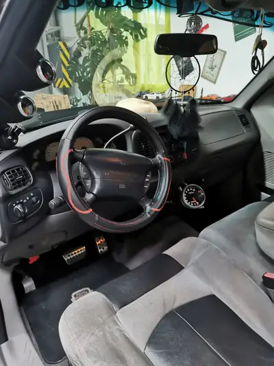 Ford F-150 Lightning SVT — Muscle Truck légendaire, 360 ch et présence imposante — cruscotto