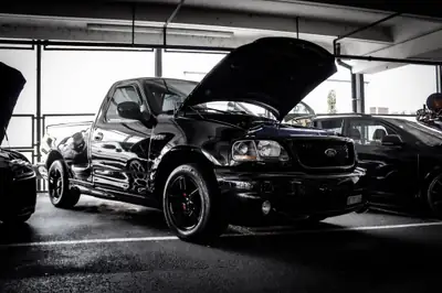 Ford F-150 Lightning SVT — Muscle Truck légendaire, 360 ch et présence imposante — Miniatura 8