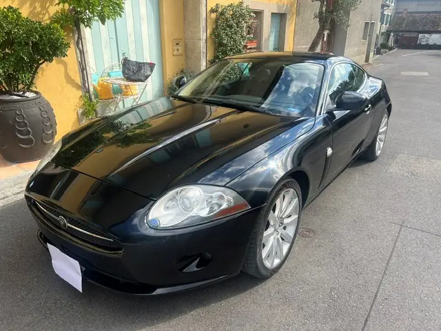 Jaguar XK 4.2 V8 Automatic — Coupé sportif 298 ch, révisions majeures effectuées