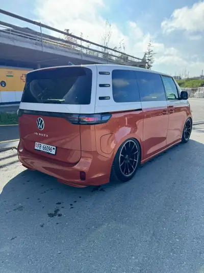 VW ID.Buzz NWB Pro 2023 — Le minivan électrique réinventé, design orange unique — arrière