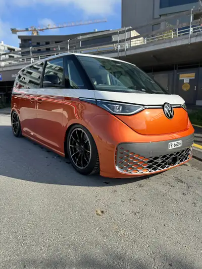 VW ID.Buzz NWB Pro 2023 — Le minivan électrique réinventé, design orange unique — vue extérieure