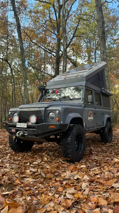 Land Rover Defender 110 SW — Le 4x4 polyvalent de référence, 235 000 km — exterior view