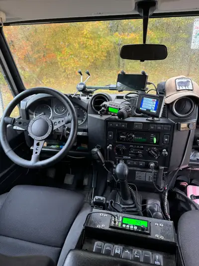 Land Rover Defender 110 SW — Le 4x4 polyvalent de référence, 235 000 km — side view