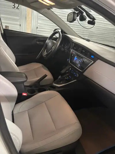 Toyota Auris 1.8 HSD Linea Sol — Berline hybride économique et fiable — detail