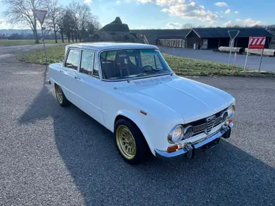 Alfa Romeo Giulia Super Nova 1974 — Classique italien authentique, 800 km seulement — vue extérieure