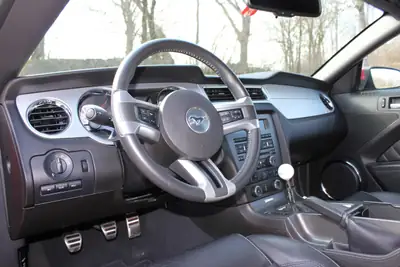 Ford Mustang GT — Muscle car légendaire, 320 ch, seulement 31'000 km — tableau de bord