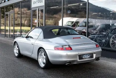 Porsche 911 Carrera 4 Cabrio — Légende décapotable, 20 900 km seulement — rear view