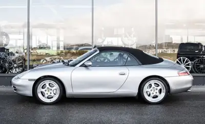 Porsche 911 Carrera 4 Cabrio — Légende décapotable, 20 900 km seulement — exterior view