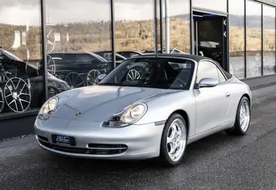Porsche 911 Carrera 4 Cabrio — Légende décapotable, 20 900 km seulement — side view